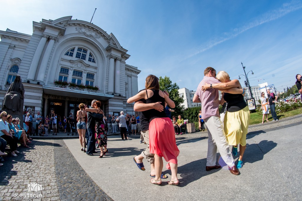 Zatańczyli tango przed teatrem