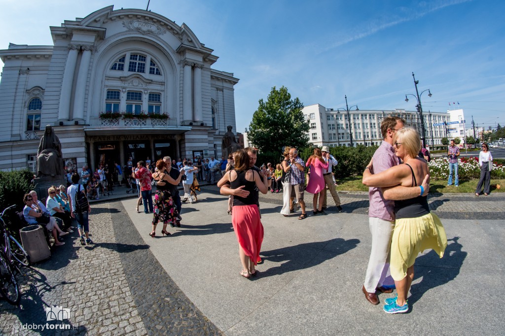 Zatańczyli tango przed teatrem