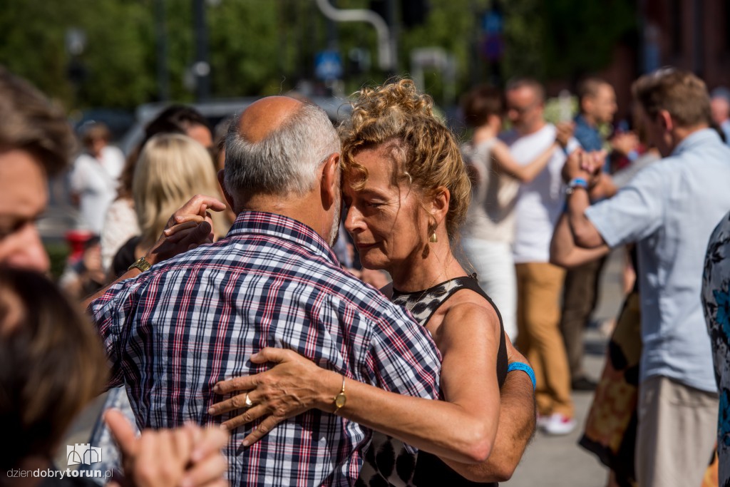 Zatańczyli tango przed teatrem