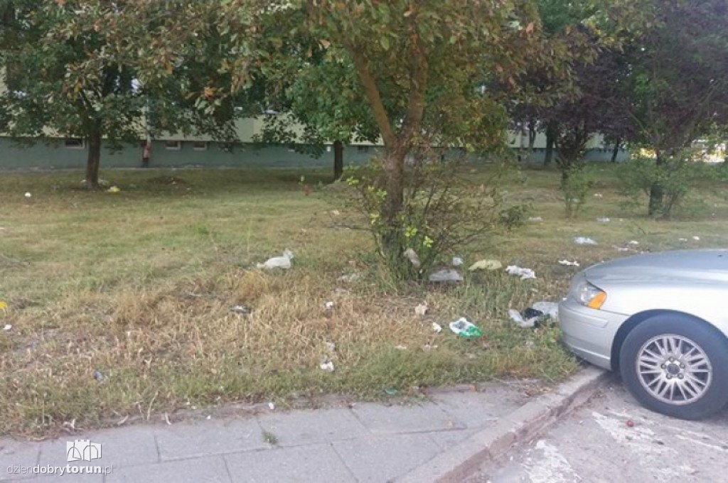 Śmieci przed blokiem. Ludzie mają dość