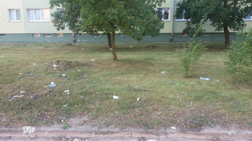 Śmieci przed blokiem. Ludzie mają dość