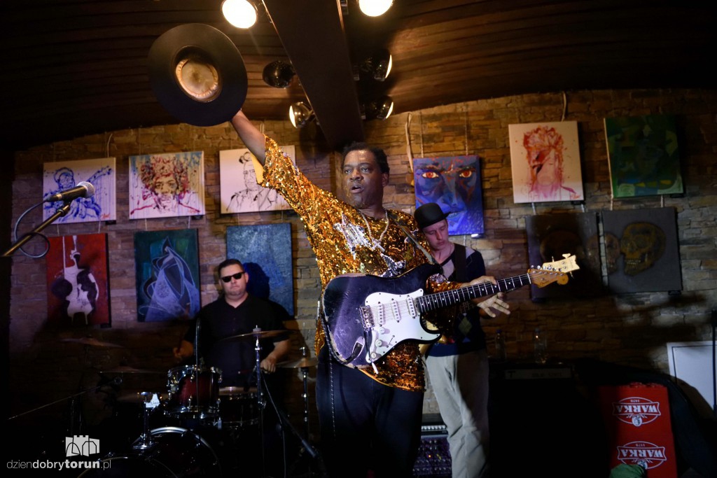 Carvin Jones Band koncertowo