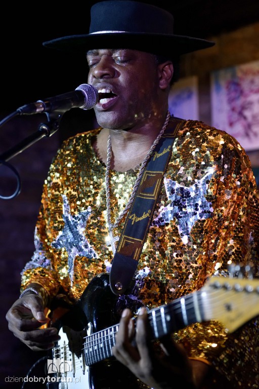 Carvin Jones Band koncertowo