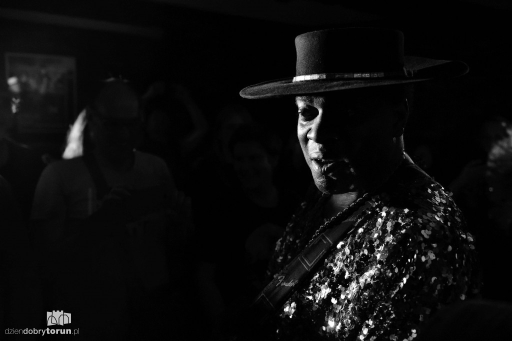Carvin Jones Band koncertowo