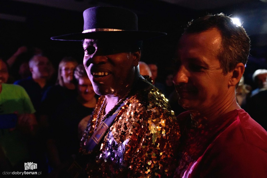 Carvin Jones Band koncertowo