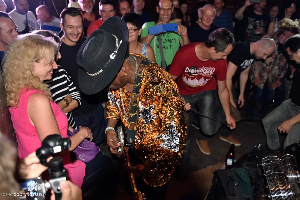 Carvin Jones Band koncertowo