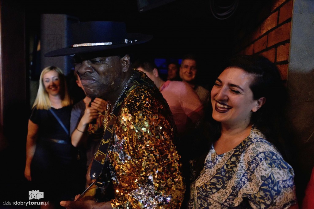 Carvin Jones Band koncertowo