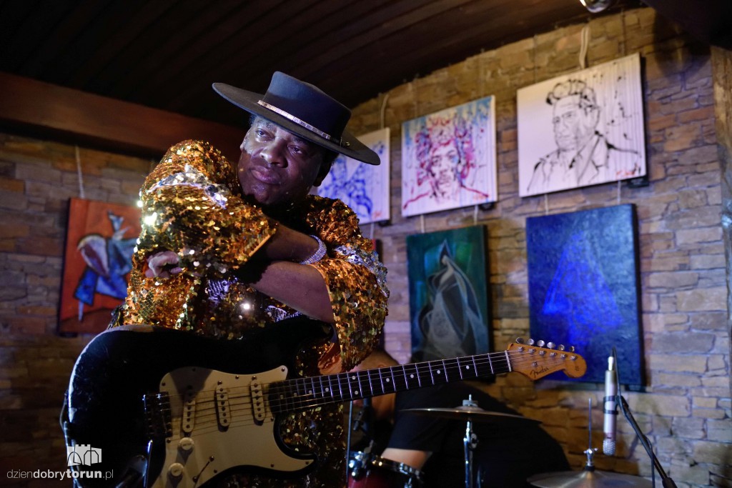 Carvin Jones Band koncertowo