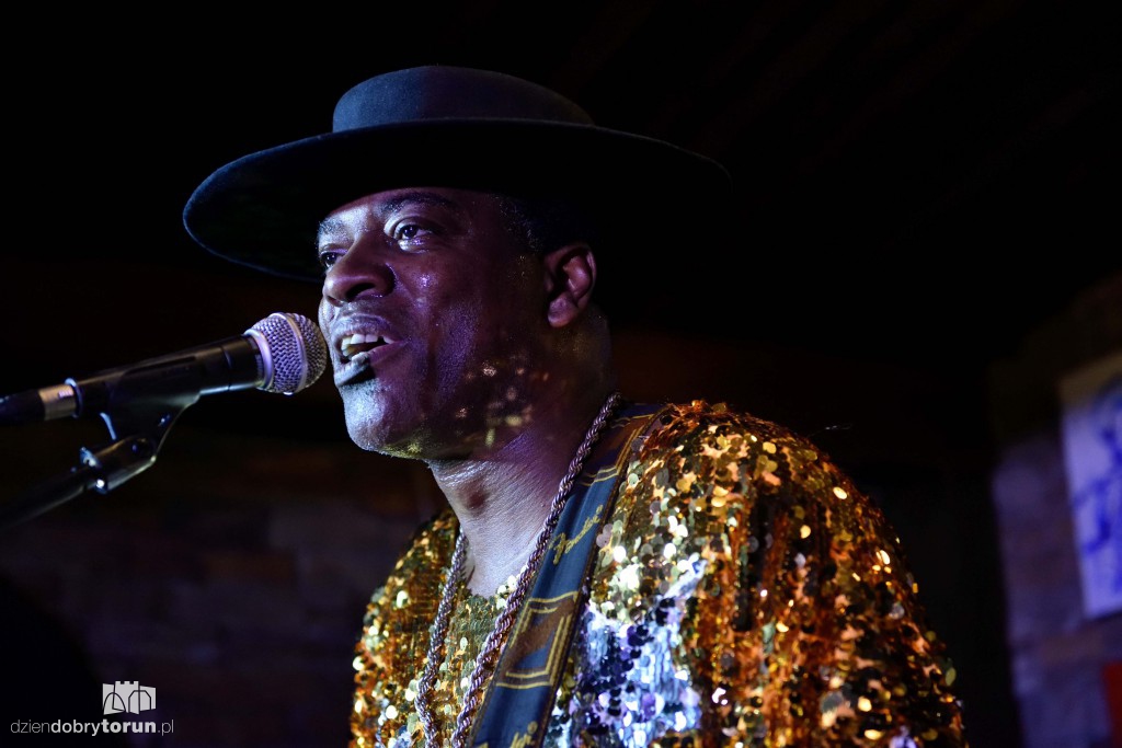 Carvin Jones Band koncertowo