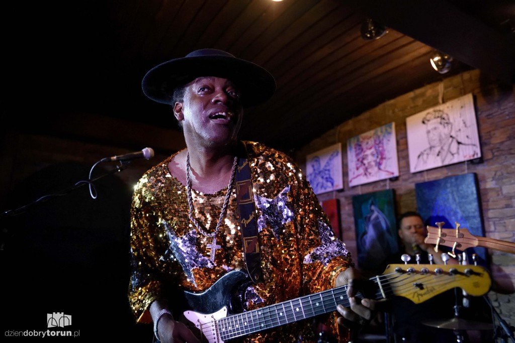 Carvin Jones Band koncertowo