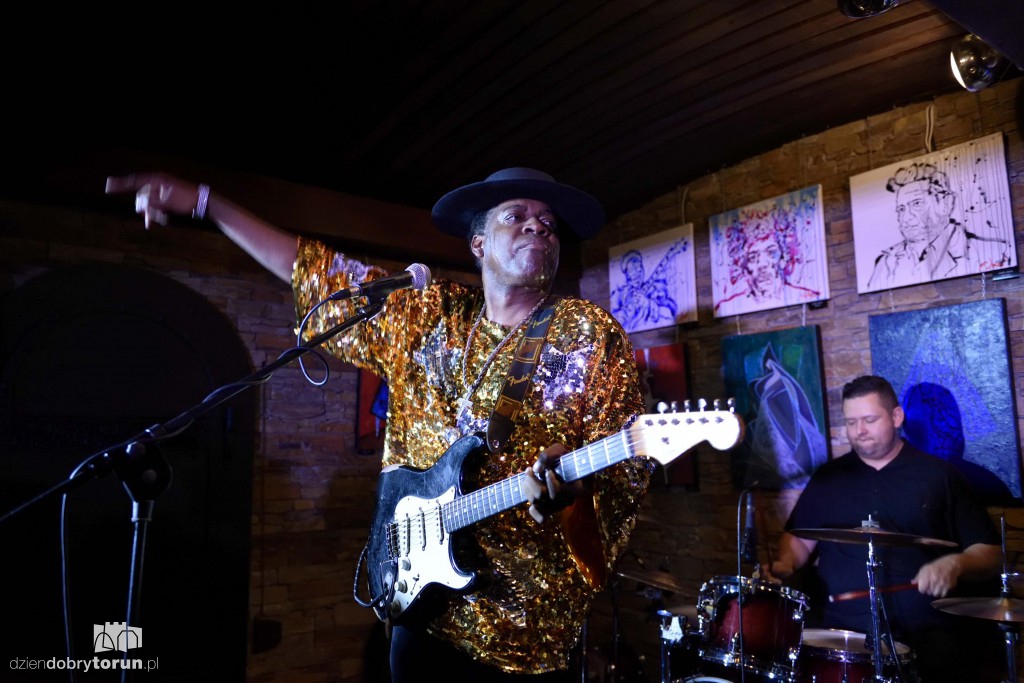 Carvin Jones Band koncertowo