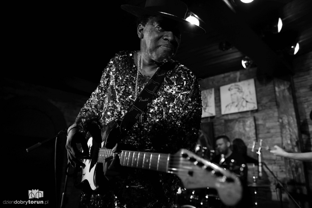 Carvin Jones Band koncertowo