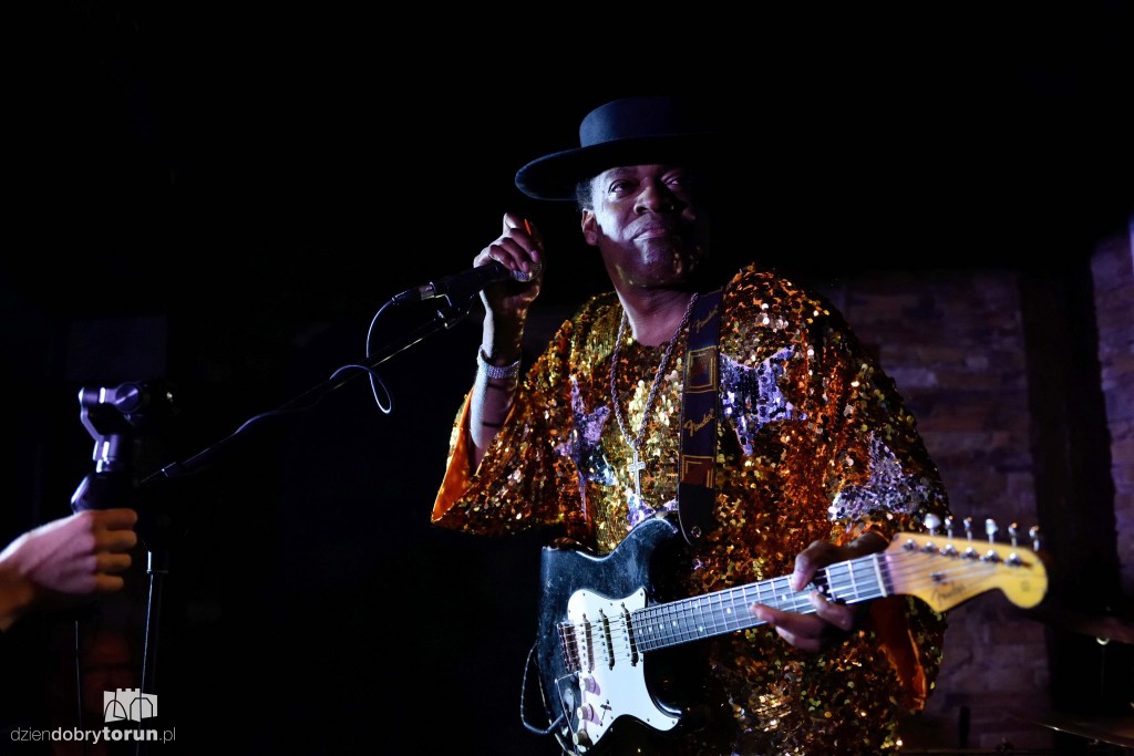 Carvin Jones Band koncertowo