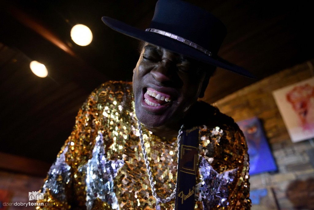 Carvin Jones Band koncertowo