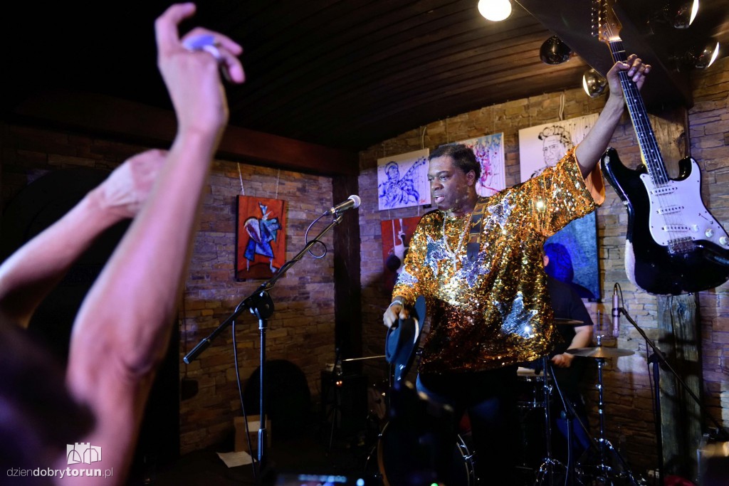 Carvin Jones Band koncertowo