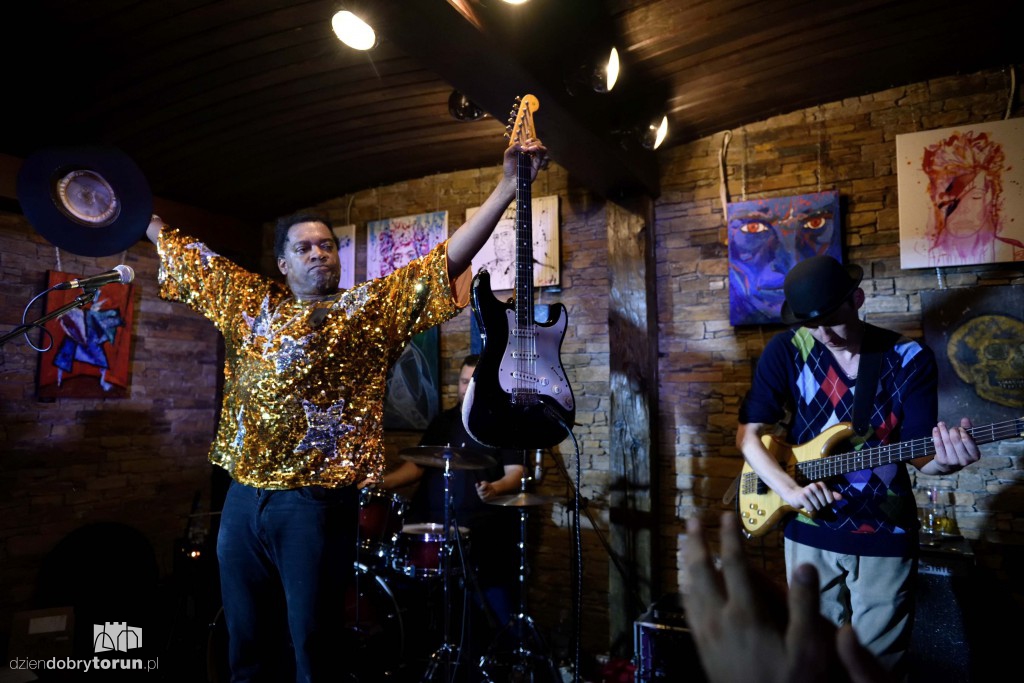 Carvin Jones Band koncertowo
