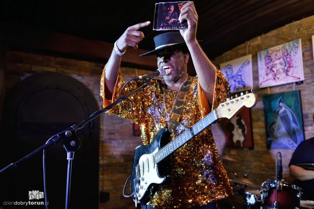 Carvin Jones Band koncertowo