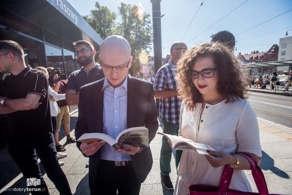 Tramwaj zwany tolerancja przejechał