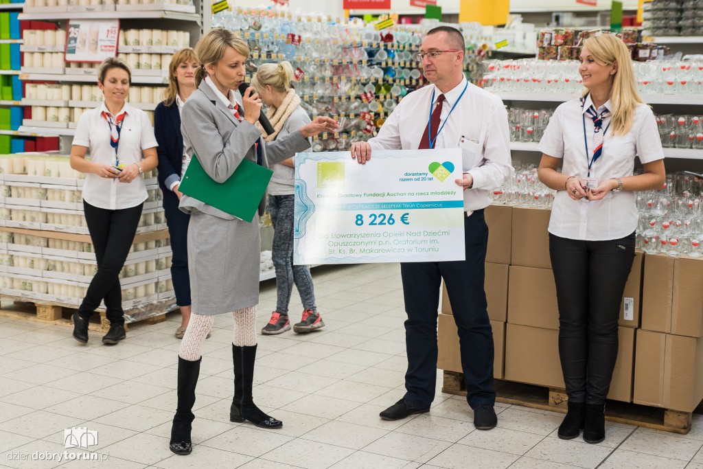 Przekazanie bonu Fundacji Auchan