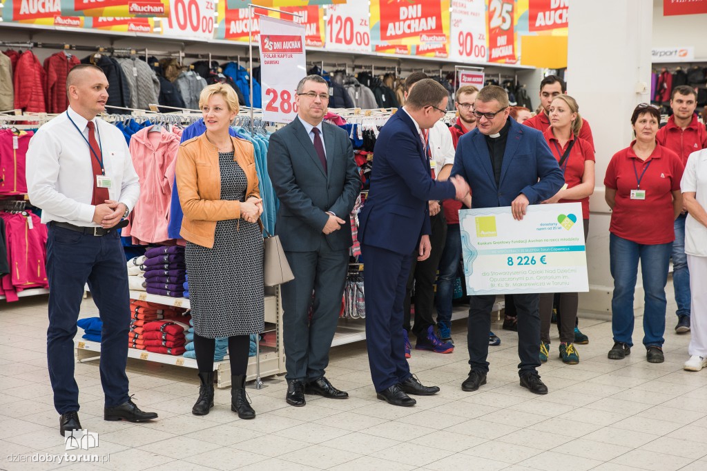 Przekazanie bonu Fundacji Auchan