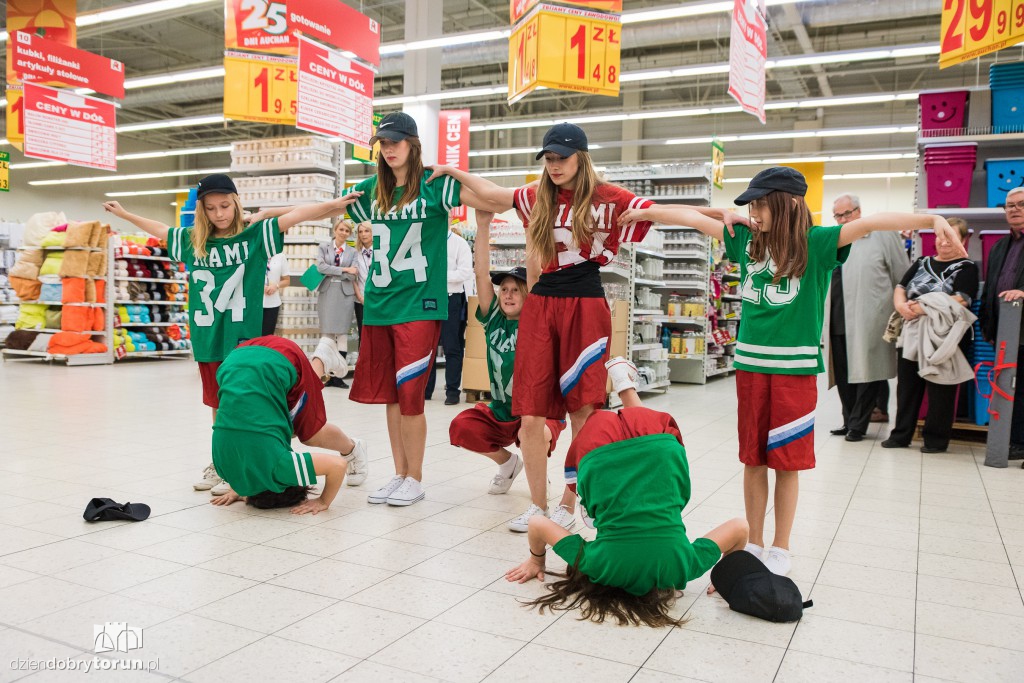 Przekazanie bonu Fundacji Auchan