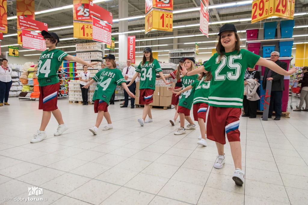 Przekazanie bonu Fundacji Auchan