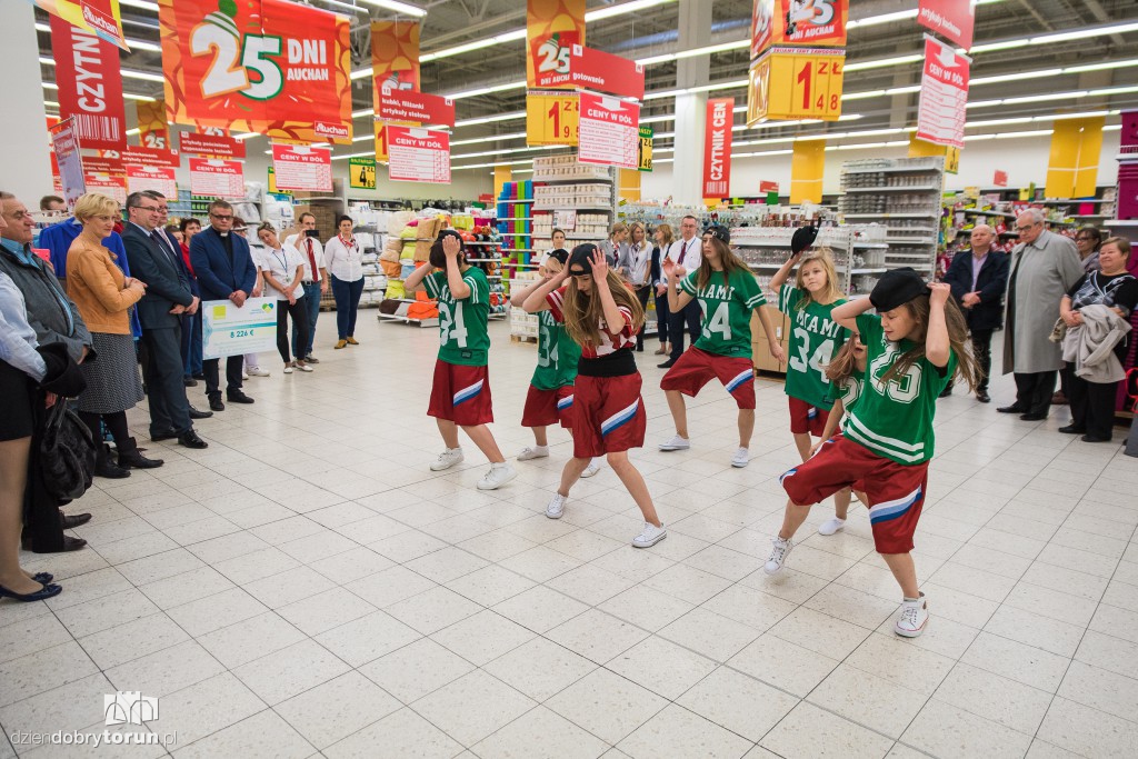 Przekazanie bonu Fundacji Auchan