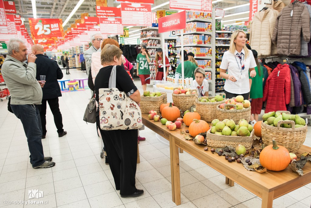 Przekazanie bonu Fundacji Auchan
