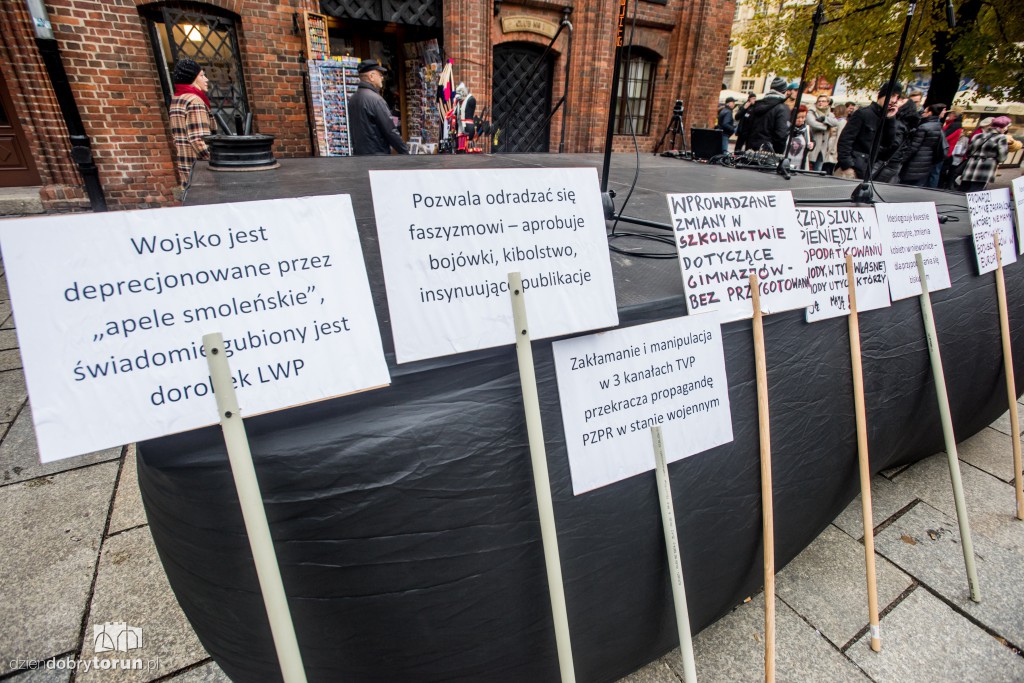 Protest KOD w rocznicę rządów PiS