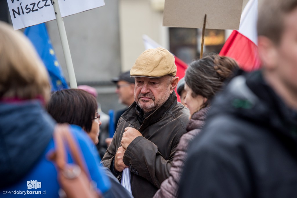 Protest KOD w rocznicę rządów PiS