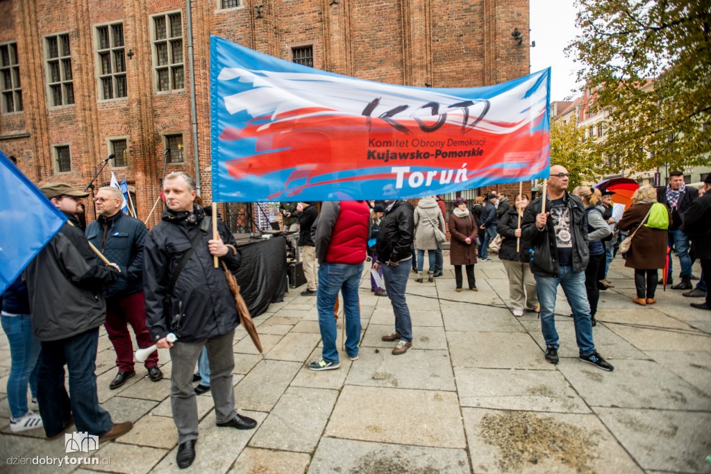 Protest KOD w rocznicę rządów PiS