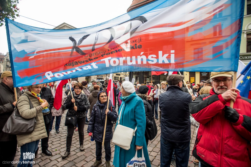 Protest KOD w rocznicę rządów PiS
