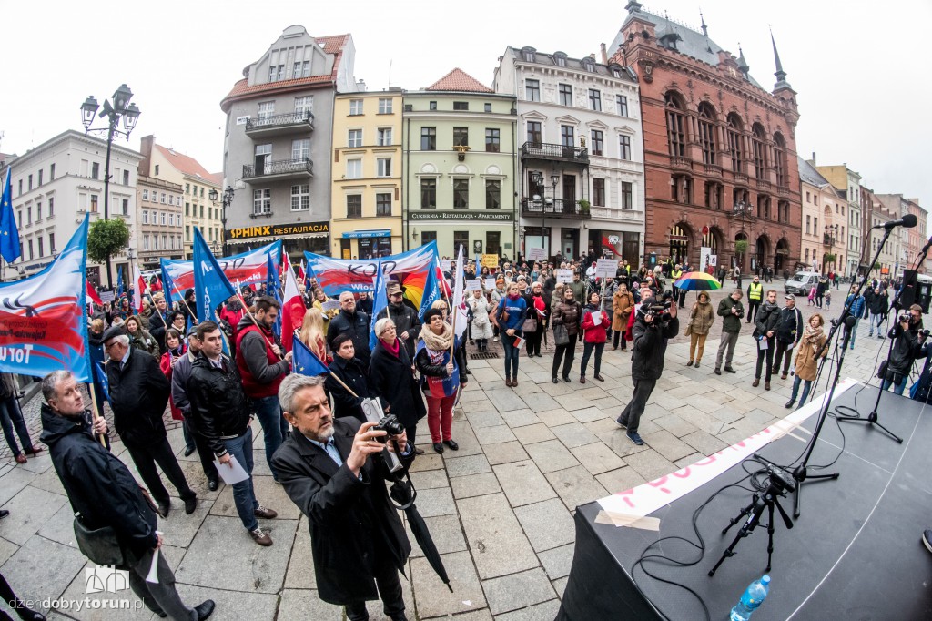 Protest KOD w rocznicę rządów PiS