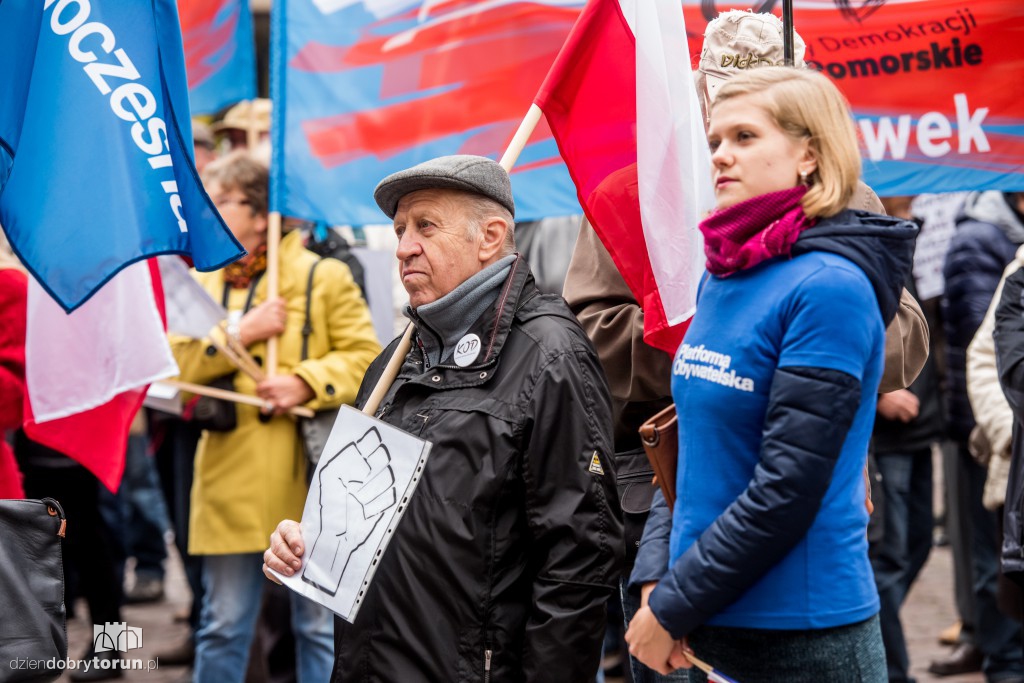 Protest KOD w rocznicę rządów PiS