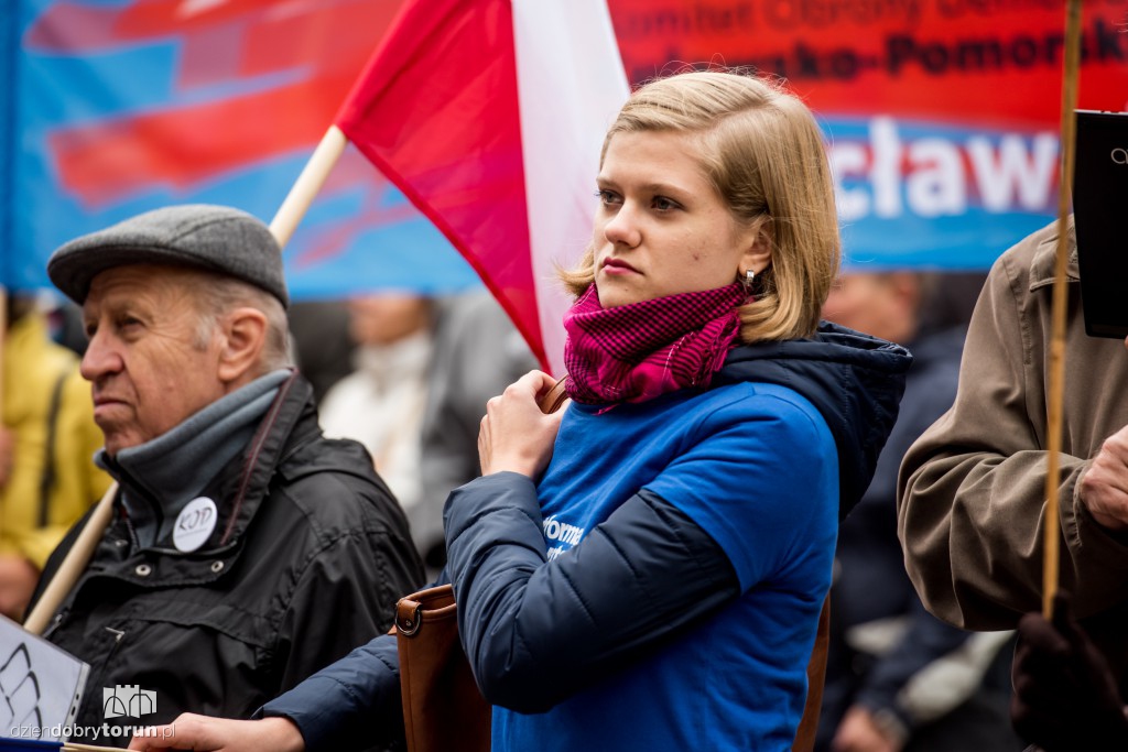 Protest KOD w rocznicę rządów PiS