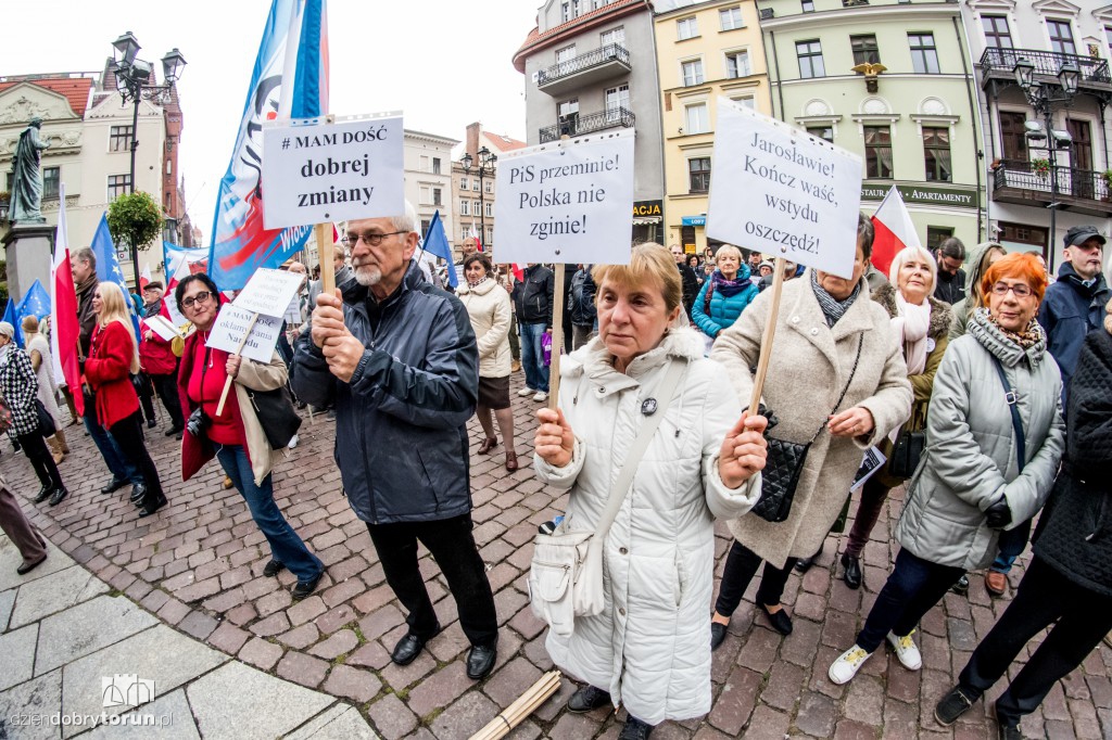 Protest KOD w rocznicę rządów PiS
