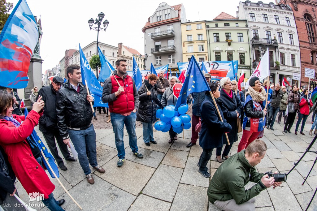 Protest KOD w rocznicę rządów PiS