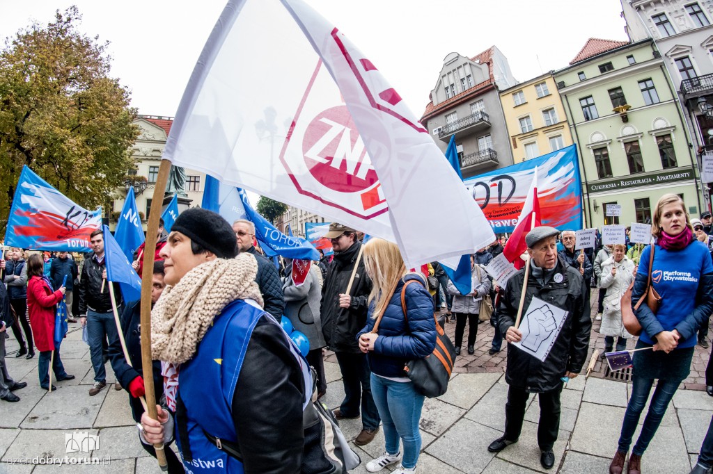 Protest KOD w rocznicę rządów PiS