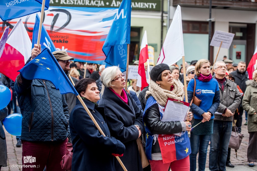 Protest KOD w rocznicę rządów PiS