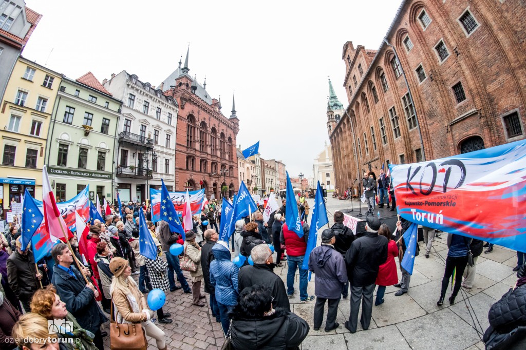 Protest KOD w rocznicę rządów PiS