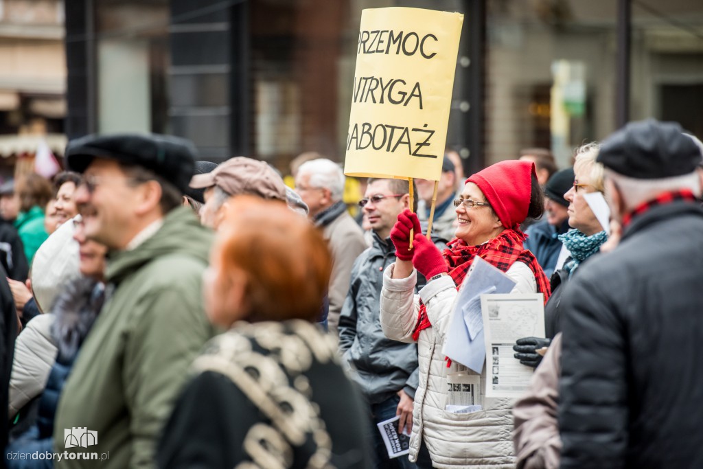 Protest KOD w rocznicę rządów PiS
