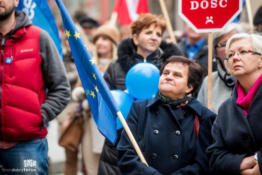 Protest KOD w rocznicę rządów PiS