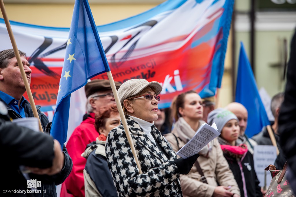 Protest KOD w rocznicę rządów PiS