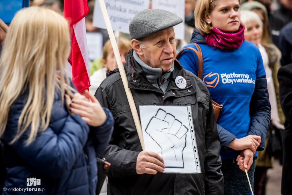 Protest KOD w rocznicę rządów PiS