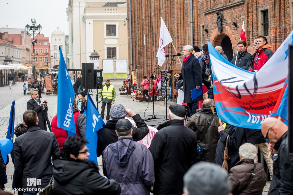 Protest KOD w rocznicę rządów PiS