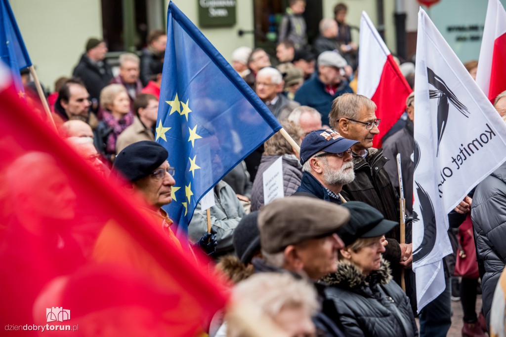 Protest KOD w rocznicę rządów PiS