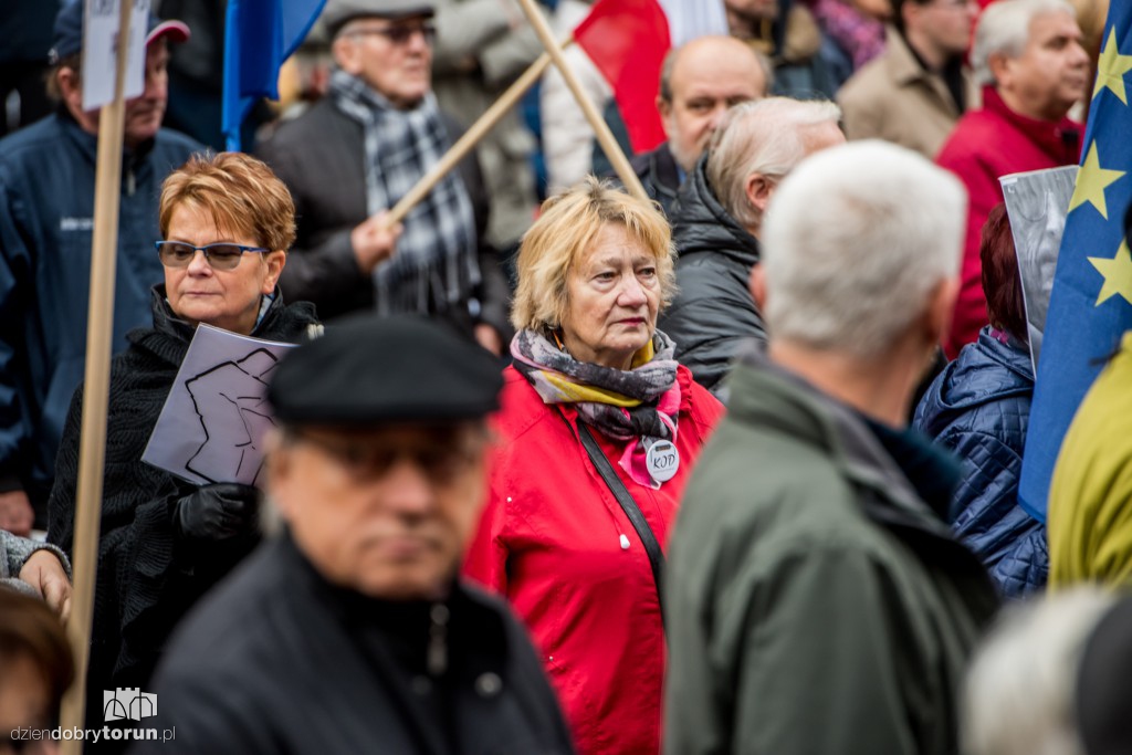 Protest KOD w rocznicę rządów PiS