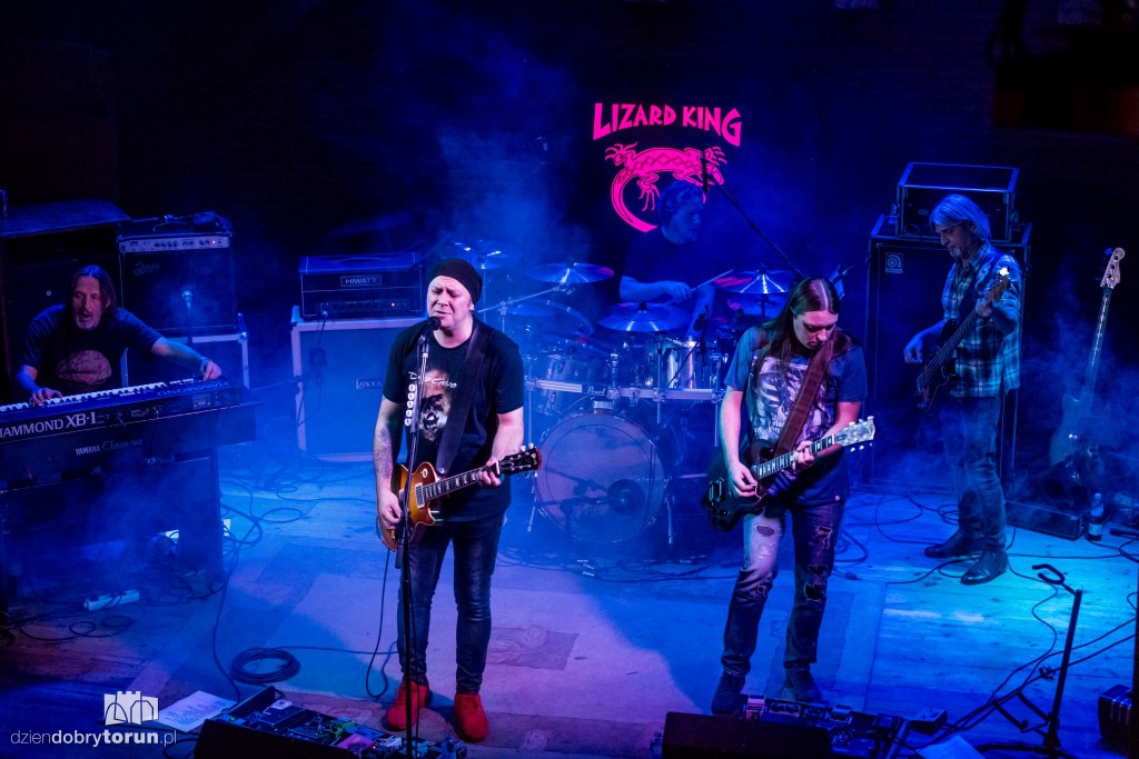 Cree na scenie klubu Lizard King