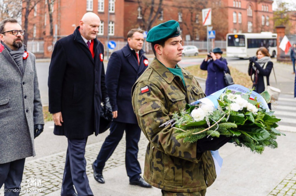 Złożenie kwiatów pod pomnikiem gen. Józefa Hallera