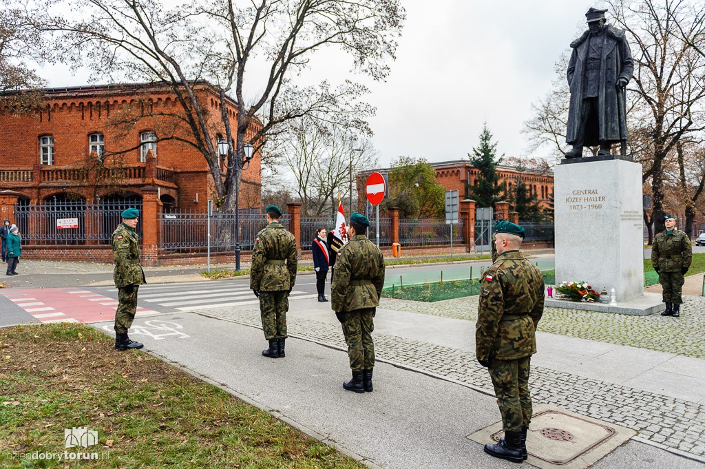 Złożenie kwiatów pod pomnikiem gen. Józefa Hallera